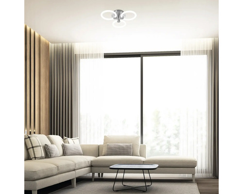 Cameră de zi cu canapea de colț, măsuță de cafea și plafonieră