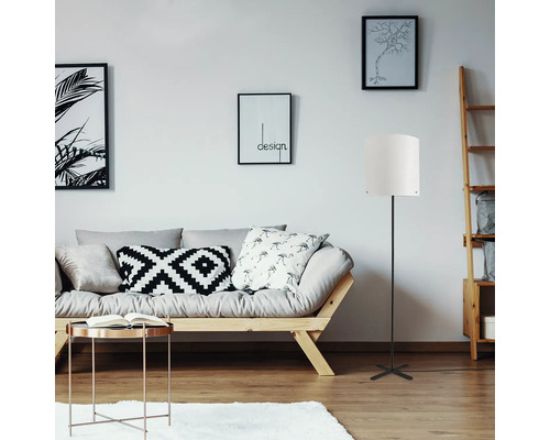 Cameră de zi cu canapea, lampă de podea și decorațiuni