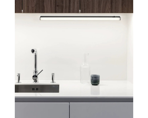 Chiuvetă de bucătărie cu baterie și corp de iluminat sub dulap