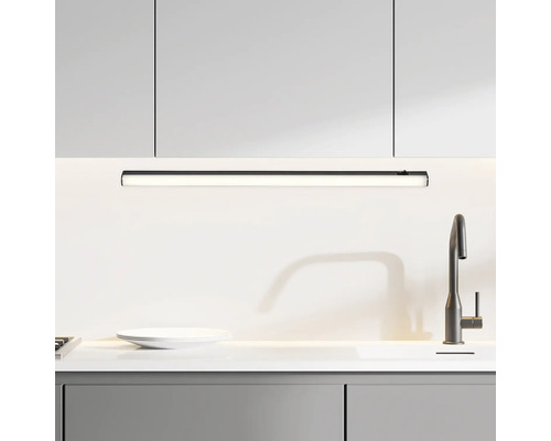 Scenă de bucătărie cu chiuvetă, robinet și iluminare cu LED sub dulap