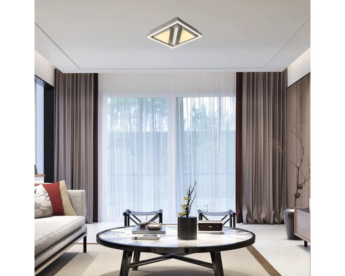 Plafonieră pătrată într-un living cu perdele, masă și canapea