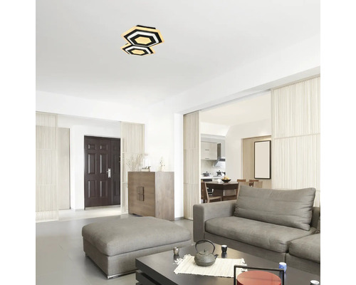 Living cu canapea, masă și plafonieră hexagonală