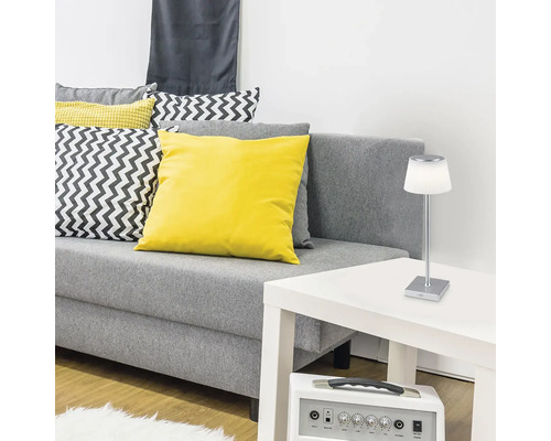 Scenă cu o canapea și o lampă de masă pe o masă