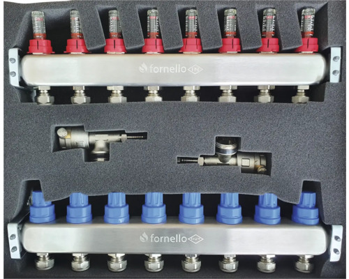 Distribuitor de încălzire prin pardoseală cu debitmetre și supape în ambalaj