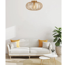 Living cu canapea, masă și plafonieră aurie cu design modern