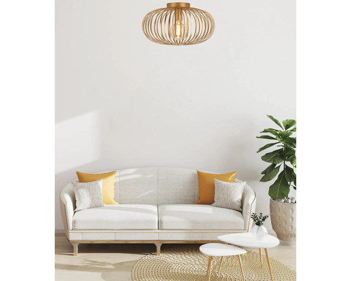 Living cu canapea, masă și plafonieră aurie cu design modern