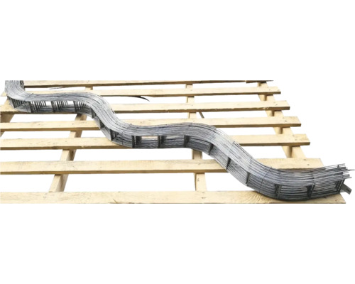 Bandă metalică pentru marginea gazonului pe un palet de lemn