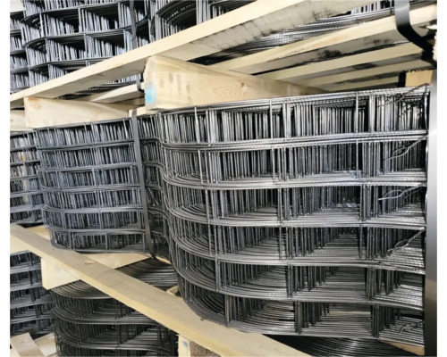 Stivă de plasă sudată pe un palet de lemn