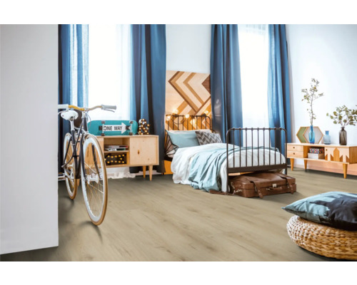 Dormitor modern cu podea laminată, pat, comode și elemente decorative