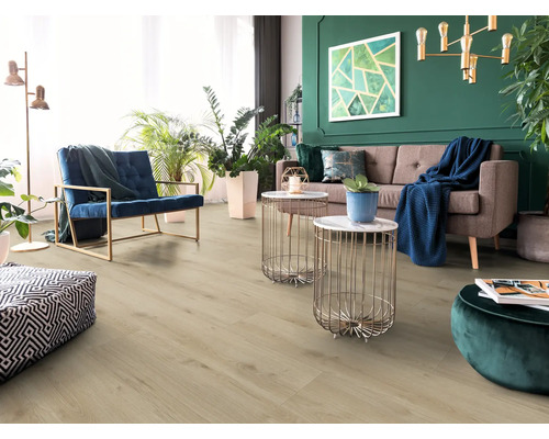 Living luminos cu podea laminată, canapea și fotoliu