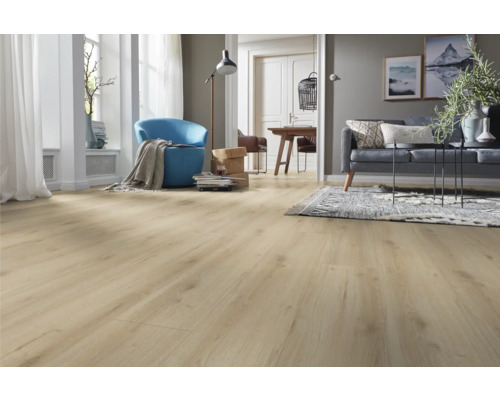 Cameră de zi luminoasă cu parchet laminat cu aspect de lemn, canapea și fotoliu