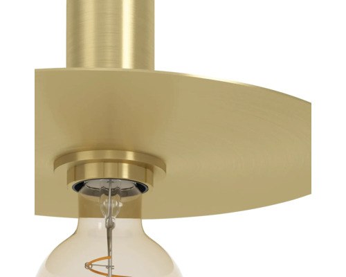 Prim-plan cu o lustră cu elemente metalice