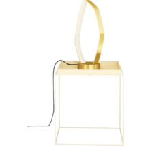 Lampă de masă decorativă din metal pe o măsuță laterală