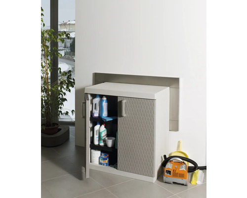 Dulap de curățenie cu ușa deschisă și produse de curățenie