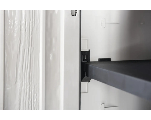 Imagine detaliată a unui raft într-un dulap de depozitare