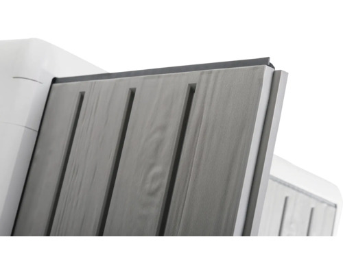 Prim-plan cu un paravan de confidențialitate gri cu fante verticale