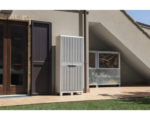 Dulap de grădină din plastic cu două uși într-un cadru exterior