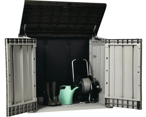 Cabină de grădină deschisă cu cizme de cauciuc, stropitoare și tambur de furtun