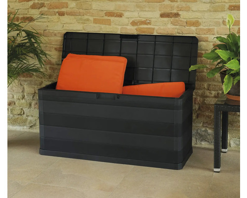 Ladă de grădină neagră deschisă cu perne portocalii