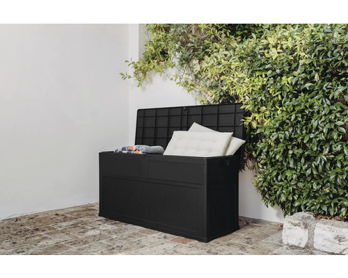 Ladă de grădină din plastic deschisă cu perne și pătură