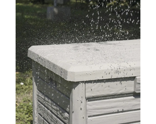 Picături de apă pe o ladă de grădină rezistentă la intemperii