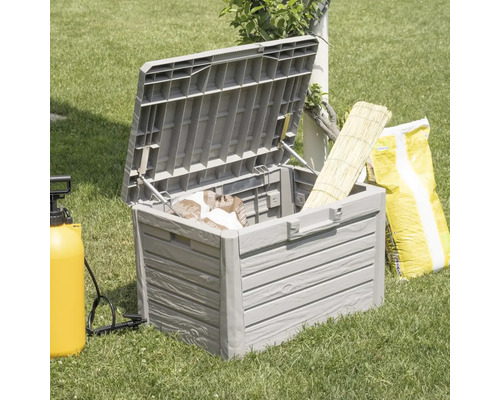 Cutie de grădină gri deschisă cu unelte de grădinărit pe gazon