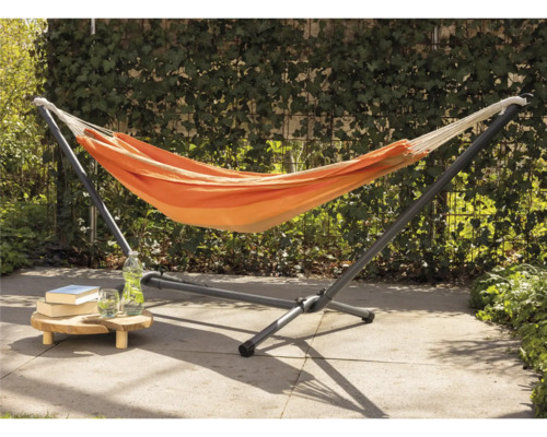 Hamac cu cadru pe o terasă