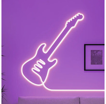 Iluminare decorativă cu neon în formă de chitară pe un perete