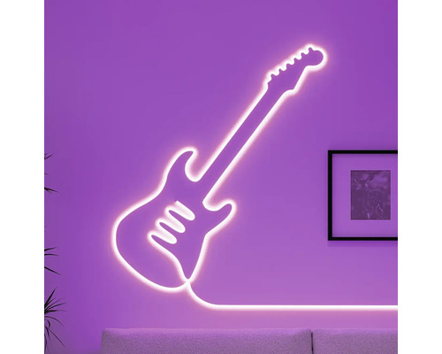Iluminare decorativă cu neon în formă de chitară pe un perete