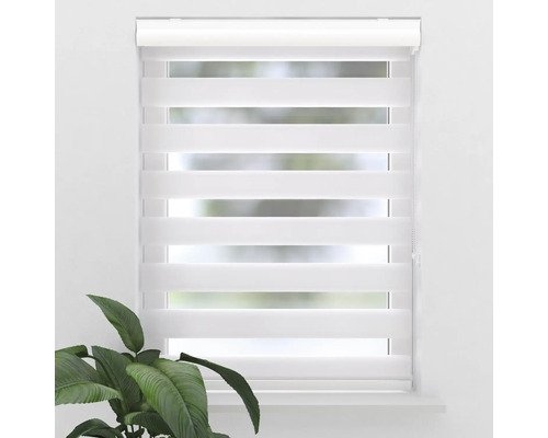 Fereastră cu jaluzea dublă albă montată pentru decorarea ferestrelor