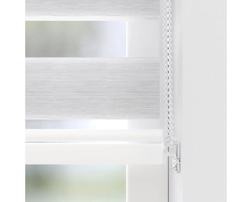 Detaliu al unui decor de fereastră cu acționare cu lanț