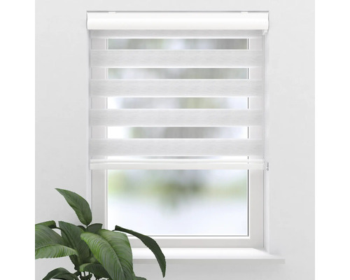 Fereastră cu jaluzea dublă montată pentru reglarea luminii.