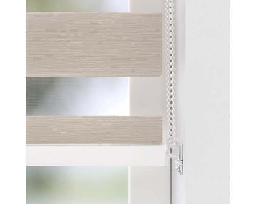 Detaliu al unui decor de fereastră cu lanț de tragere