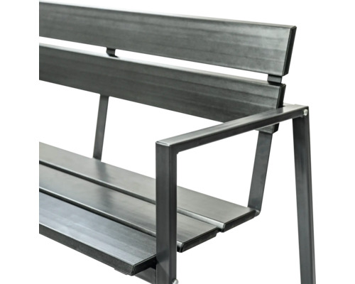 Prim-plan cu o bancă de grădină din metal