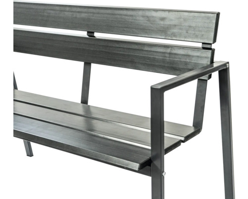 Imagine detaliată cu o bancă de grădină metalică, cu brațe de sprijin