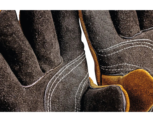 Prim-plan cu mănuși de lucru din piele