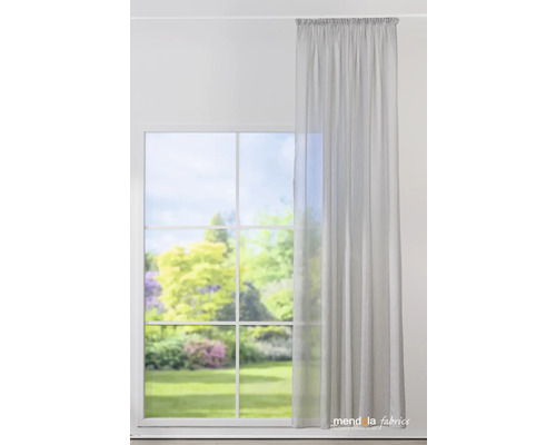 Fereastră cu perdea