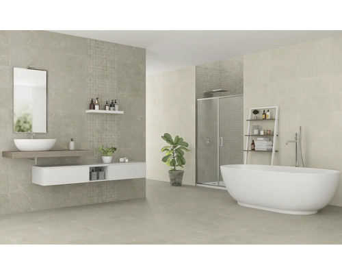 Baie luminoasă cu cadă, duș, chiuvetă și gresie