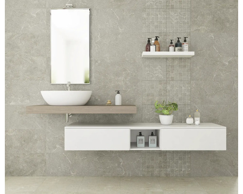 Baie modernă cu chiuvetă, oglindă, raft și mobilier alb