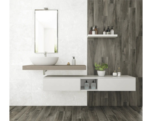 Baie cu oglindă, lavoar așezat pe blat, dulap de lavoar și poliță de perete