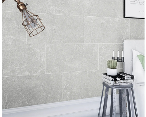 Decor de perete cu plăci dreptunghiulare cu aspect de piatră lângă un pat