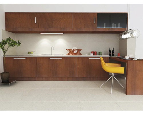 Vedere a bucătăriei cu dulapuri din lemn, blat și scaun galben.