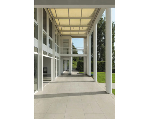 Spațiu exterior acoperit cu plăci de pardoseală, stâlpi albi și acoperiș.