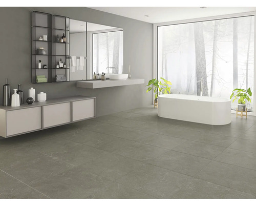 Baie modernă cu cadă, chiuvetă, oglindă, raft și plăci de podea gri