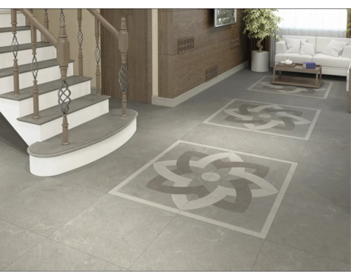 Interior cu scară și podea cu gresie cu modele geometrice.