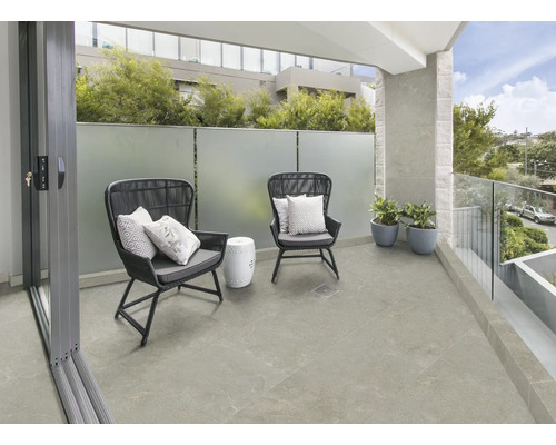 Scenă de balcon cu podea cu gresie, scaune și masă