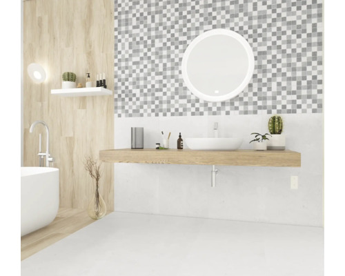 Baie cu cadă, chiuvetă cu oglindă rotundă și plăci de mozaic