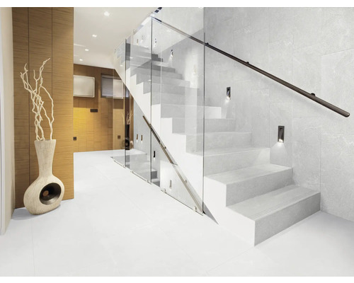 Scară elegantă cu pardoseală din gresie, scară cu balustradă din sticlă și lămpi de perete