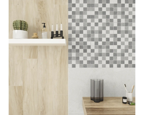 Zona de baie cu gresie de perete cu aspect de lemn și mozaic