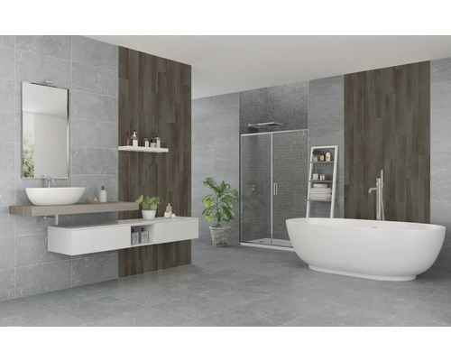 Baie modernă cu duș, cadă, chiuvetă și gresie gri